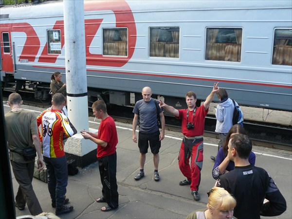 В центре в красной майке радио-Ваня